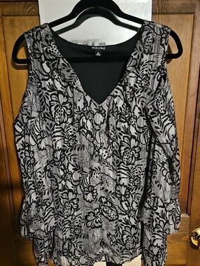 Roz & Ali Black and White Floral V-Neck Cold-Shoulder Blouse